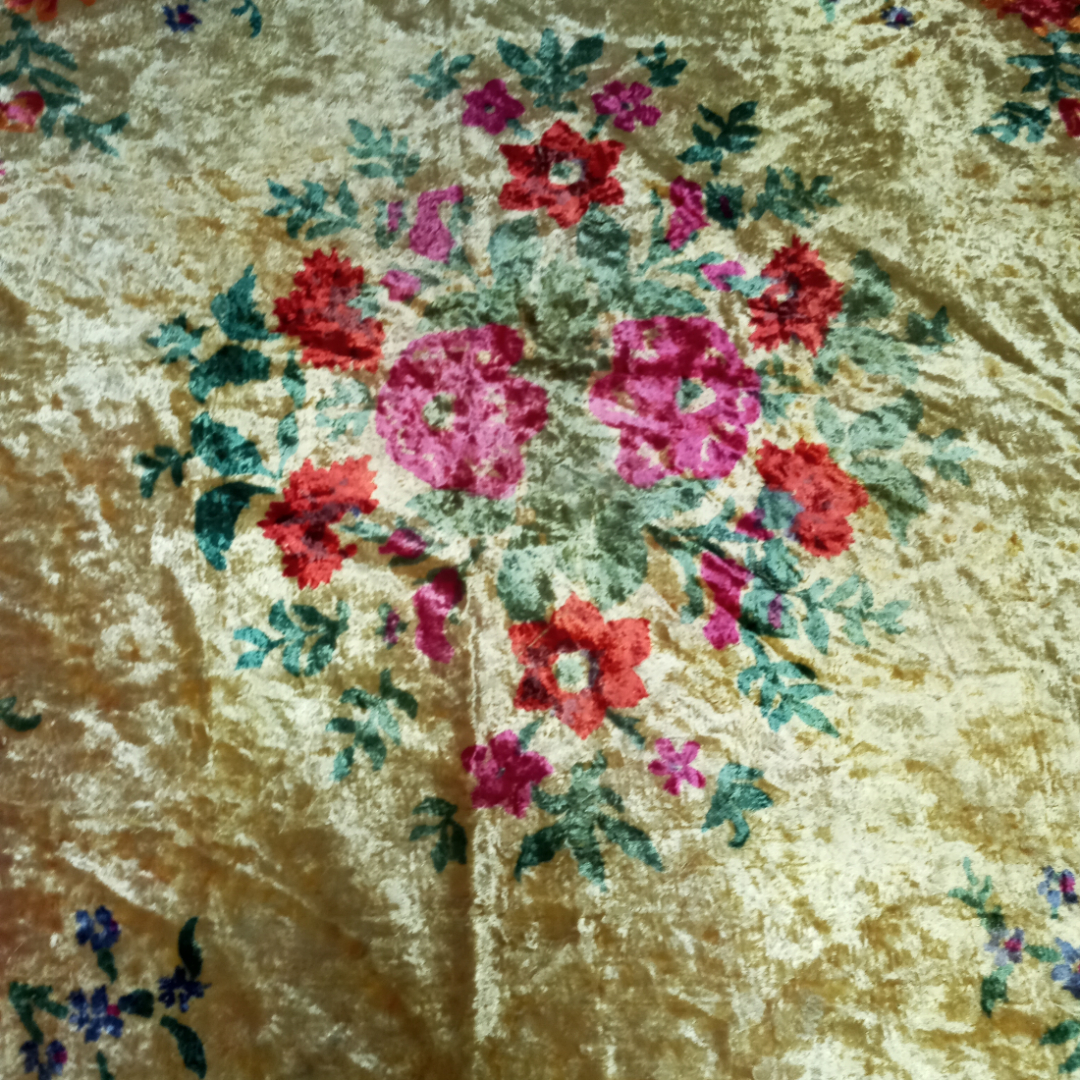 Скатерть плюшевая с бахромой, цветочный орнамент, размер 130х128см (СССР).  есть дефект бахромы. Картинка 6