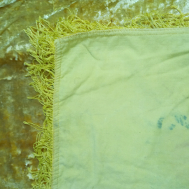 Скатерть плюшевая с бахромой, цветочный орнамент, размер 130х128см (СССР).  есть дефект бахромы. Картинка 4