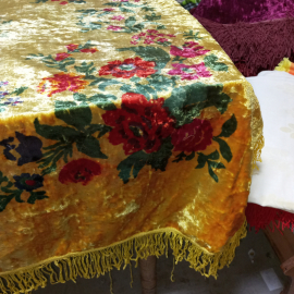 Скатерть плюшевая с бахромой, цветочный орнамент, размер 130х128см (СССР).  есть дефект бахромы. Картинка 5