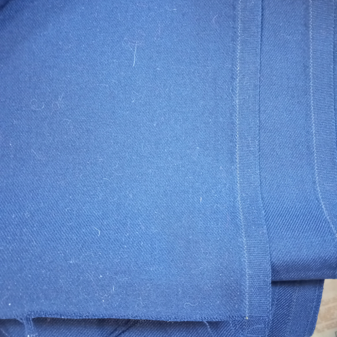 Ткань костюмная, шерсть. Темно-синий 145 х 280 см имеются надписи мелом. Картинка 4