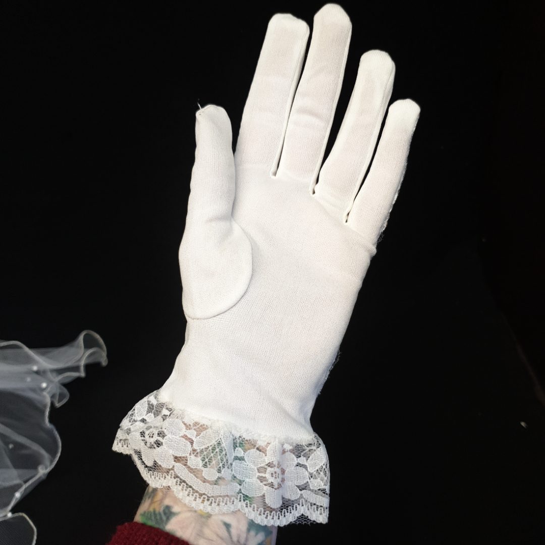 Свадебные перчатки, кружево , небольшие пятна с внутренней стороны. Картинка 3