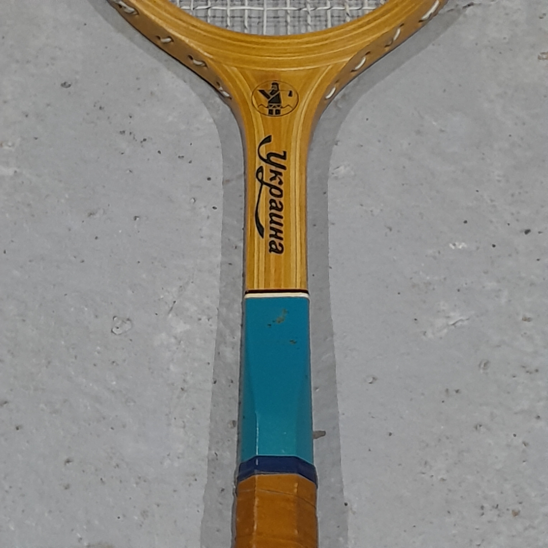 Теннисная ракетка деревянная. Картинка 2
