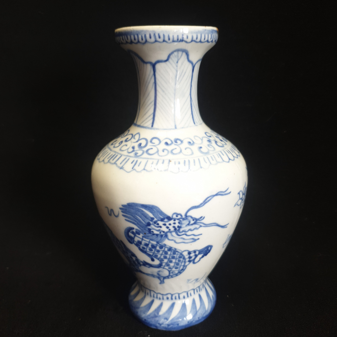Ваза с китайским драконом, ручная роспись, фарфор. Без клейма. 16 см. Картинка 1