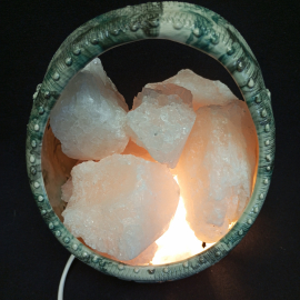 Соляная лампа, ночник, керамическая корзина, верхние куски соли не фиксированы, работает. Картинка 11