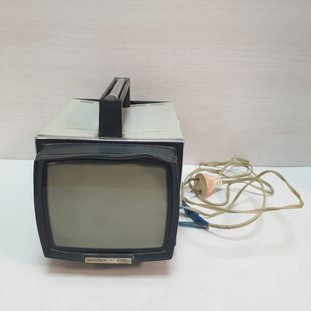 Телевизор переносной ч/б изображения Электроника ВЛ-100, включается, нет изображения. СССР. Картинка 1