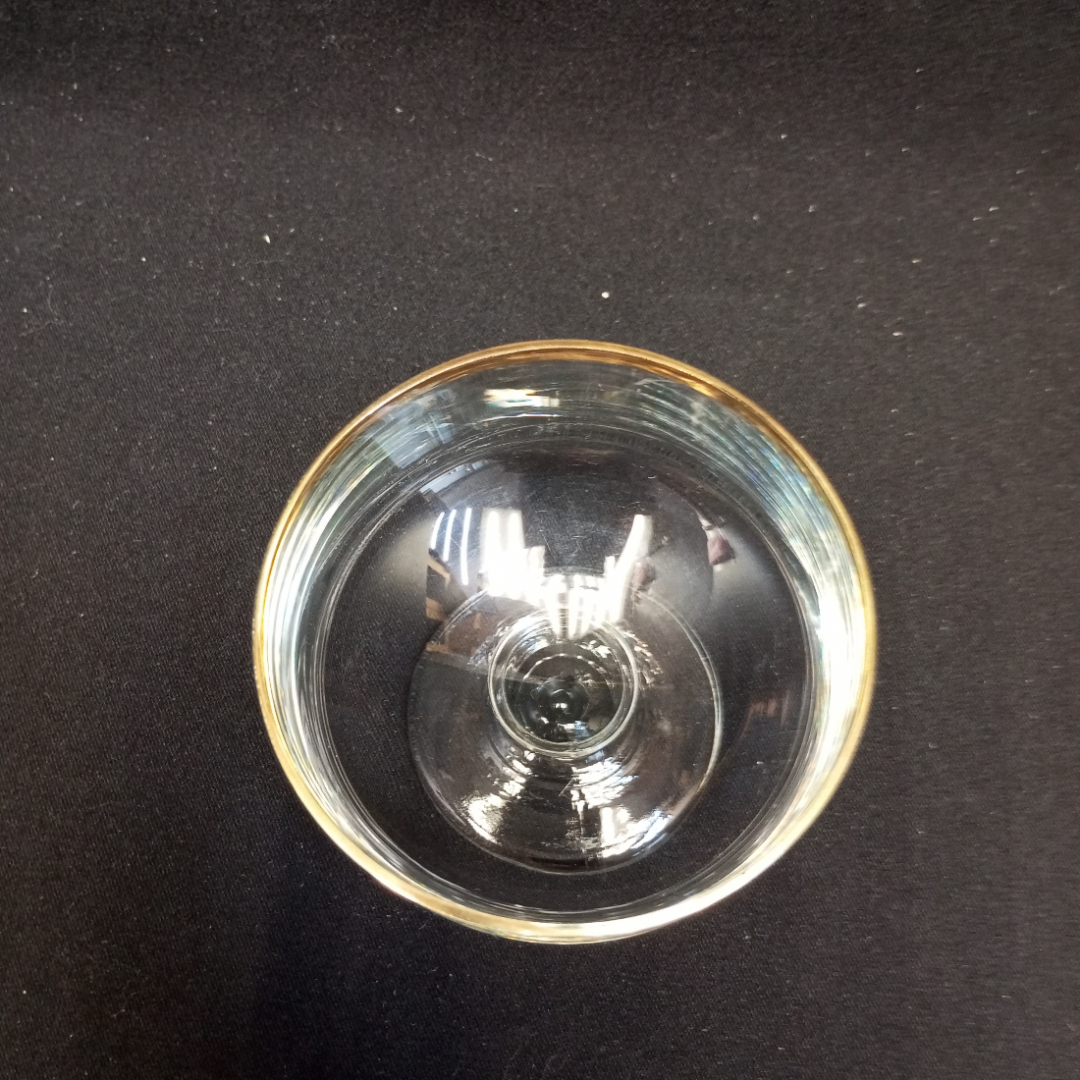 Креманка стеклянная с золотистой каймой, диаметр 9 см. СССР. Картинка 3