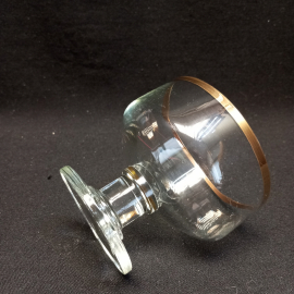 Креманка стеклянная с золотистой каймой, диаметр 9 см. СССР. Картинка 5