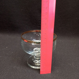 Креманка стеклянная с золотистой каймой, диаметр 9 см. СССР. Картинка 6