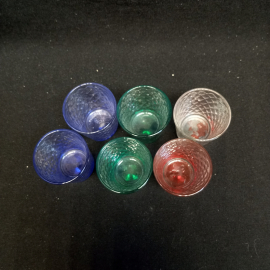 Набор стеклянных стопок с цветным дном, 6 штук, есть дефекты (см. фото).. Картинка 3