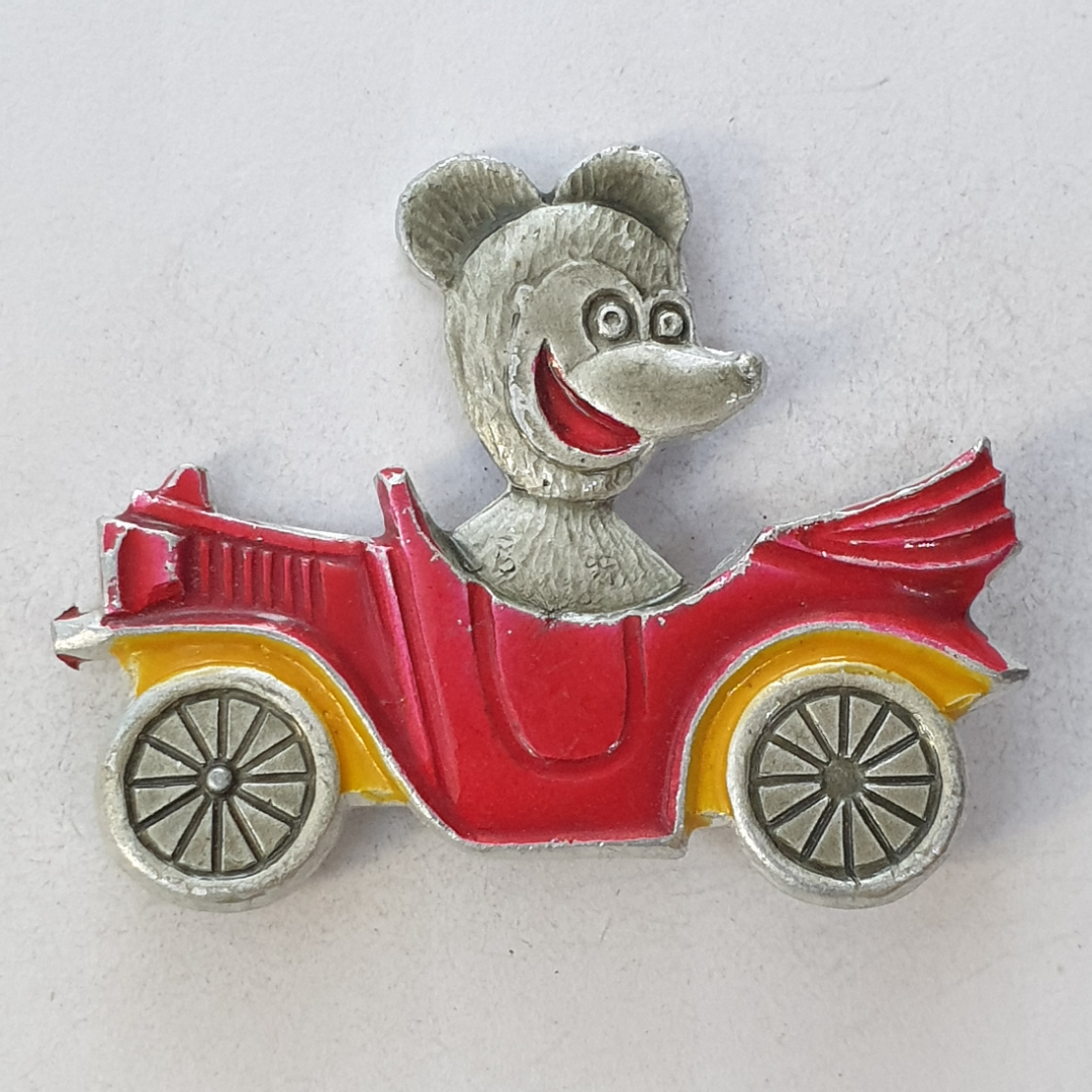 Значок "Медведь на автомобиле", СССР. Картинка 1