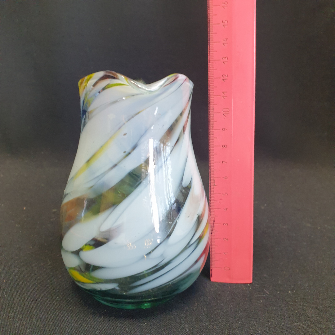 Кувшинчик (ваза) стеклянный разноцветный, гутная техника, высота 13 см, СССР. Картинка 4