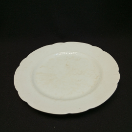 Тарелка плоская с волнистым краем, фарфор, диаметр 25 см, следы бытования, Т-ва М.С. Кузнецова