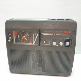 Радиоприёмник с часами Нерль РПЧ-220, работает, отсут. крышка отсека батареек и ручка настройки,СССР