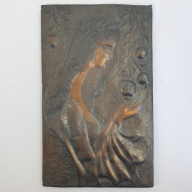 Сувенирное настенное панно-чеканка "Девушка", размеры 33х20см
