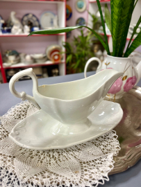 Монолитный соусник с ручкой из рельеф фаянса. Ф-ка им Кузнецова М.С. до 1917г. Без маркировки. Сколы