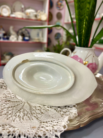 Монолитный соусник с ручкой из рельеф фаянса. Ф-ка им Кузнецова М.С. до 1917г. Без маркировки. Сколы. Картинка 2