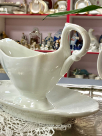 Монолитный соусник с ручкой из рельеф фаянса. Ф-ка им Кузнецова М.С. до 1917г. Без маркировки. Сколы. Картинка 3