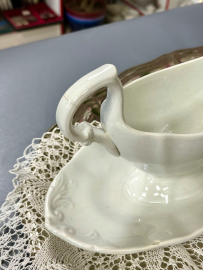 Монолитный соусник с ручкой из рельеф фаянса. Ф-ка им Кузнецова М.С. до 1917г. Без маркировки. Сколы. Картинка 6