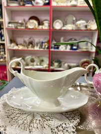 Монолитный соусник с ручкой из рельеф фаянса. Ф-ка им Кузнецова М.С. до 1917г. Без маркировки. Сколы. Картинка 7