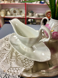 Монолитный соусник с ручкой из рельеф фаянса. Ф-ка им Кузнецова М.С. до 1917г. Без маркировки. Сколы. Картинка 8