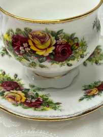Чайная пара Elizabethan "Английский сад" Англия 1960гг Костяной фарфор, украшена вручную, 200мл. Картинка 2