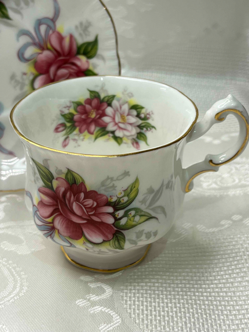 Чайная пара "Свадебные букеты, Камелия" Англия 1963гг Paragon. Костяной фарфор, деколь, 150мл. Картинка 2