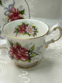 Чайная пара "Свадебные букеты, Камелия" Англия 1963гг Paragon. Костяной фарфор, деколь, 150мл. Картинка 2