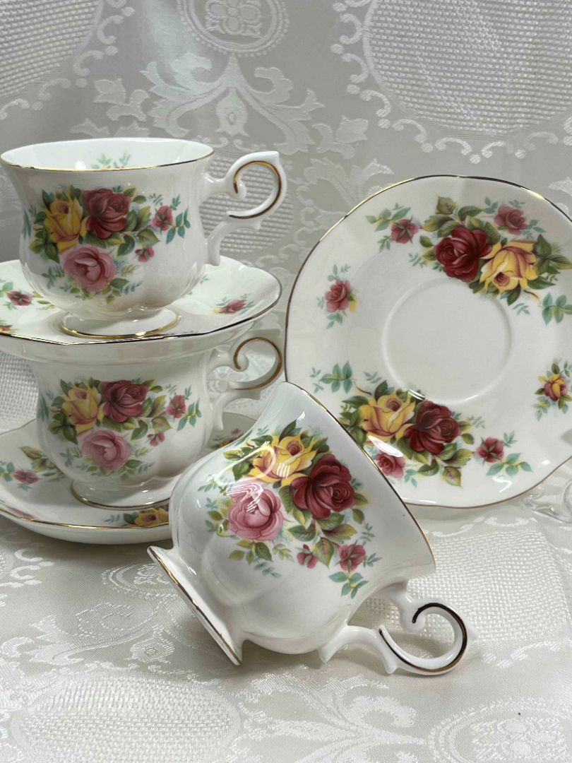 Чайная пара "Мадлен" Англия 1970гг Royal Canterbury. Костяной фарфор, цветочная деколь, 180мл. Картинка 1