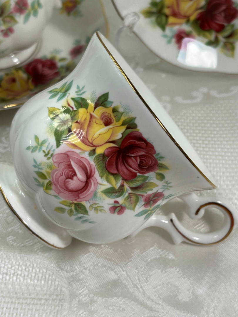 Чайная пара "Мадлен" Англия 1970гг Royal Canterbury. Костяной фарфор, цветочная деколь, 180мл. Картинка 2