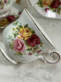 Чайная пара "Мадлен" Англия 1970гг Royal Canterbury. Костяной фарфор, цветочная деколь, 180мл. Картинка 2