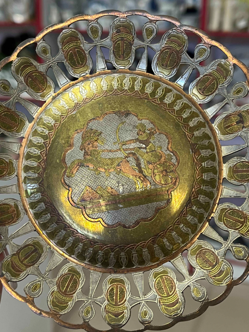 Декоративная тарелка, металл с резными краями, гравировка, винтаж. Картинка 2