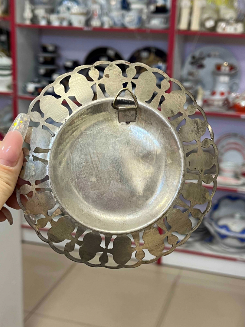 Декоративная тарелка, металл с резными краями, гравировка, винтаж. Картинка 3