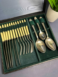 Набор столовых приборов из нерж. стали в кофре. Вилки и ножи с карболит ручками. Цена за 24пр. Картинка 2