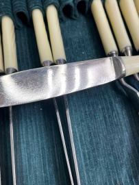 Набор столовых приборов из нерж. стали в кофре. Вилки и ножи с карболит ручками. Цена за 24пр. Картинка 6