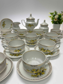 Чайный сервиз на 12 персон, Рига 1970-1980гг. Фарфор, деколь, позолота. Цена за 27пр. Картинка 2