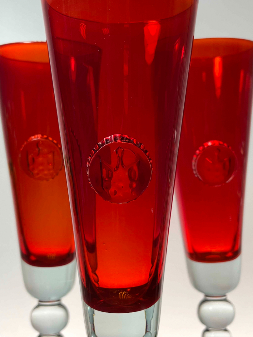 Бокал-кубок с гербом УССР. Цветное стекло с налепом на фигурной ножке. Винтаж. Цена за шт. Картинка 5