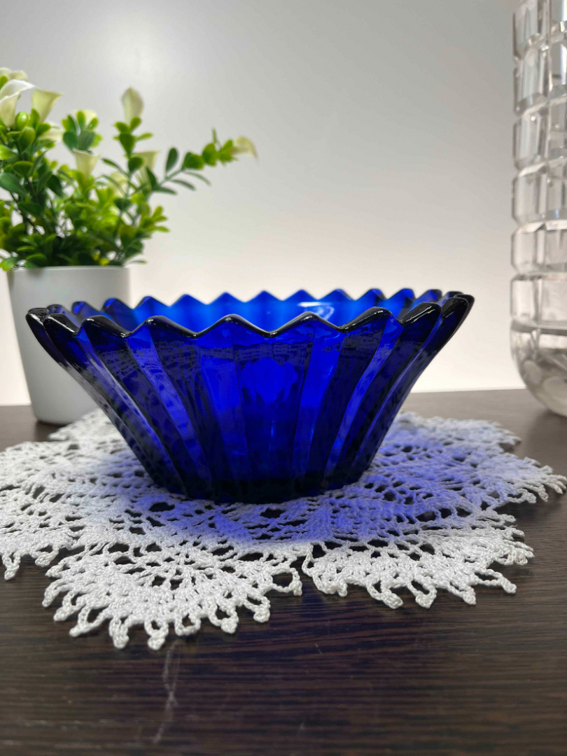 Ваза/салатник/конфетница из кобальтового стекла с зубчатым верхом, винтаж, СССР. Картинка 1