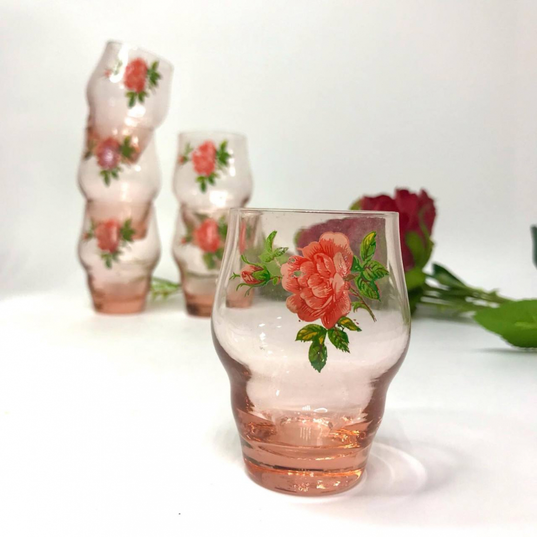 Стопки из цветного розового стекла с цветочной деколью, винтаж, СССР. Цена за 6шт. Картинка 1