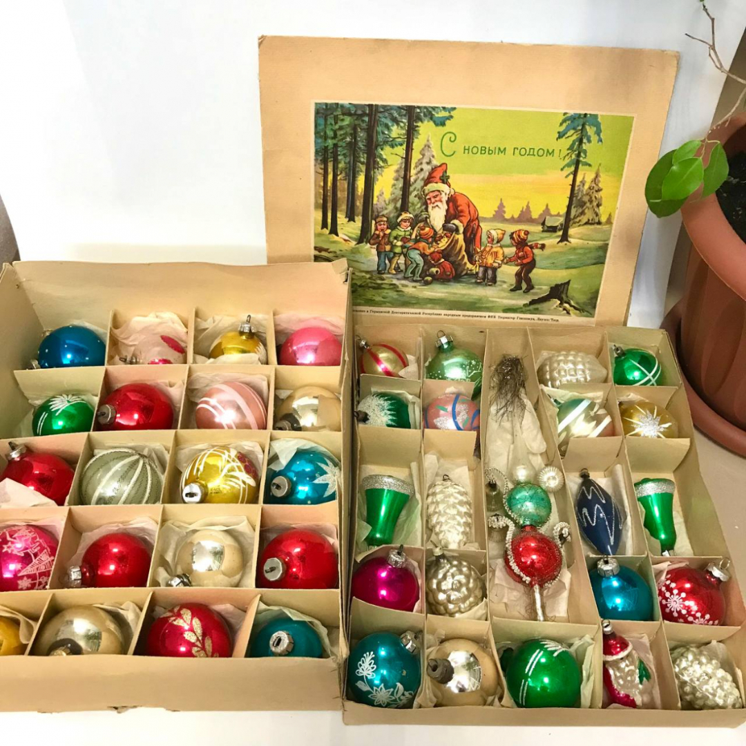 Коробка двухярусная с елочными украшениями и навершьем, ГДР Лауша, тонкое стекло, винтаж Цена за 4пр. Картинка 1