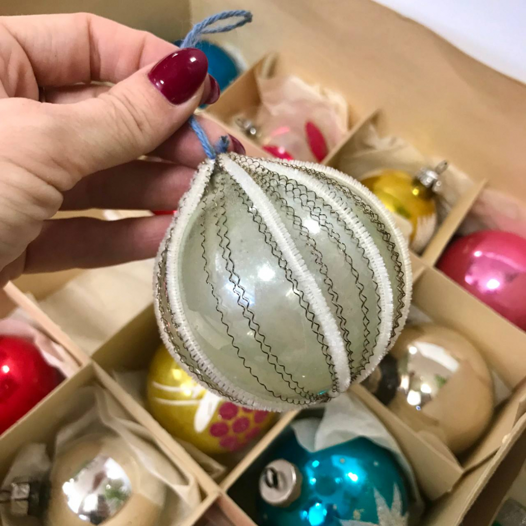 Коробка двухярусная с елочными украшениями и навершьем, ГДР Лауша, тонкое стекло, винтаж Цена за 4пр. Картинка 9