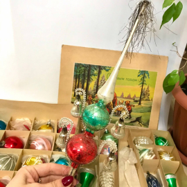 Коробка двухярусная с елочными украшениями и навершьем, ГДР Лауша, тонкое стекло, винтаж Цена за 4пр. Картинка 2