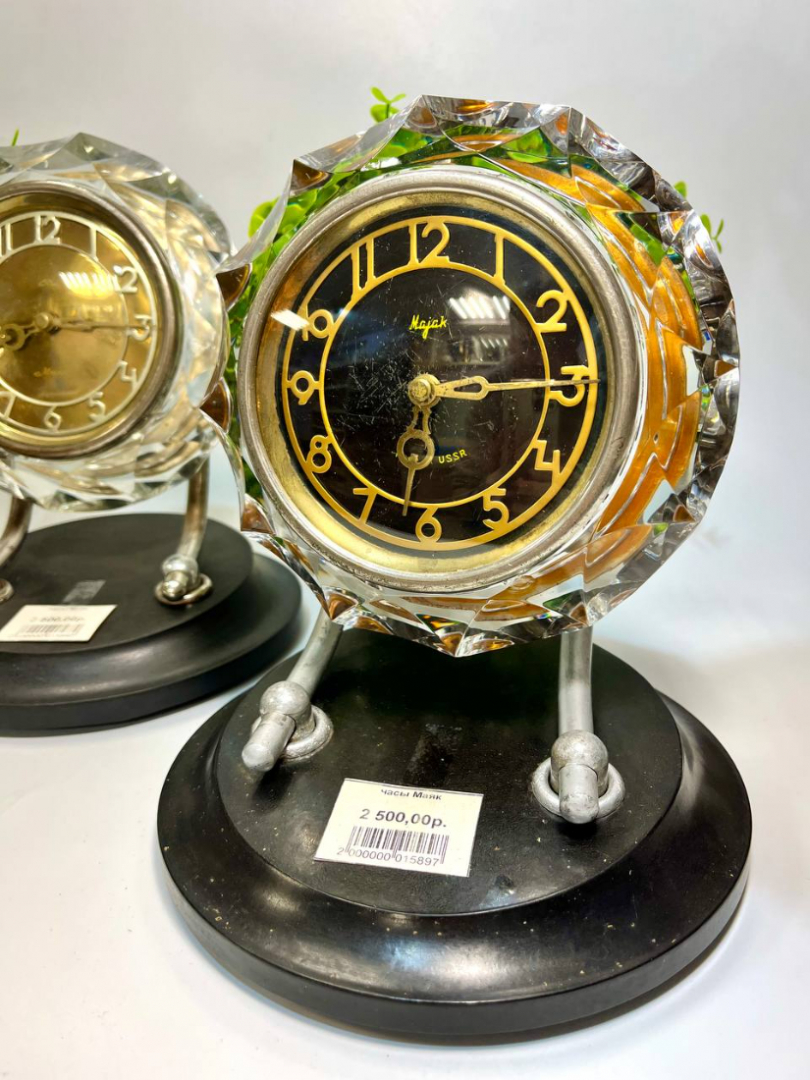 Настольные механические часы "Маяк". Хрустальный корпус, карболит подставка. Завод на 7 дней. Картинка 3