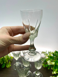 Рюмки из старого стекла на фигурной ножке, с рельефной чашей и алмазной нарезкой. Винтаж. Цена за 6ш. Картинка 3