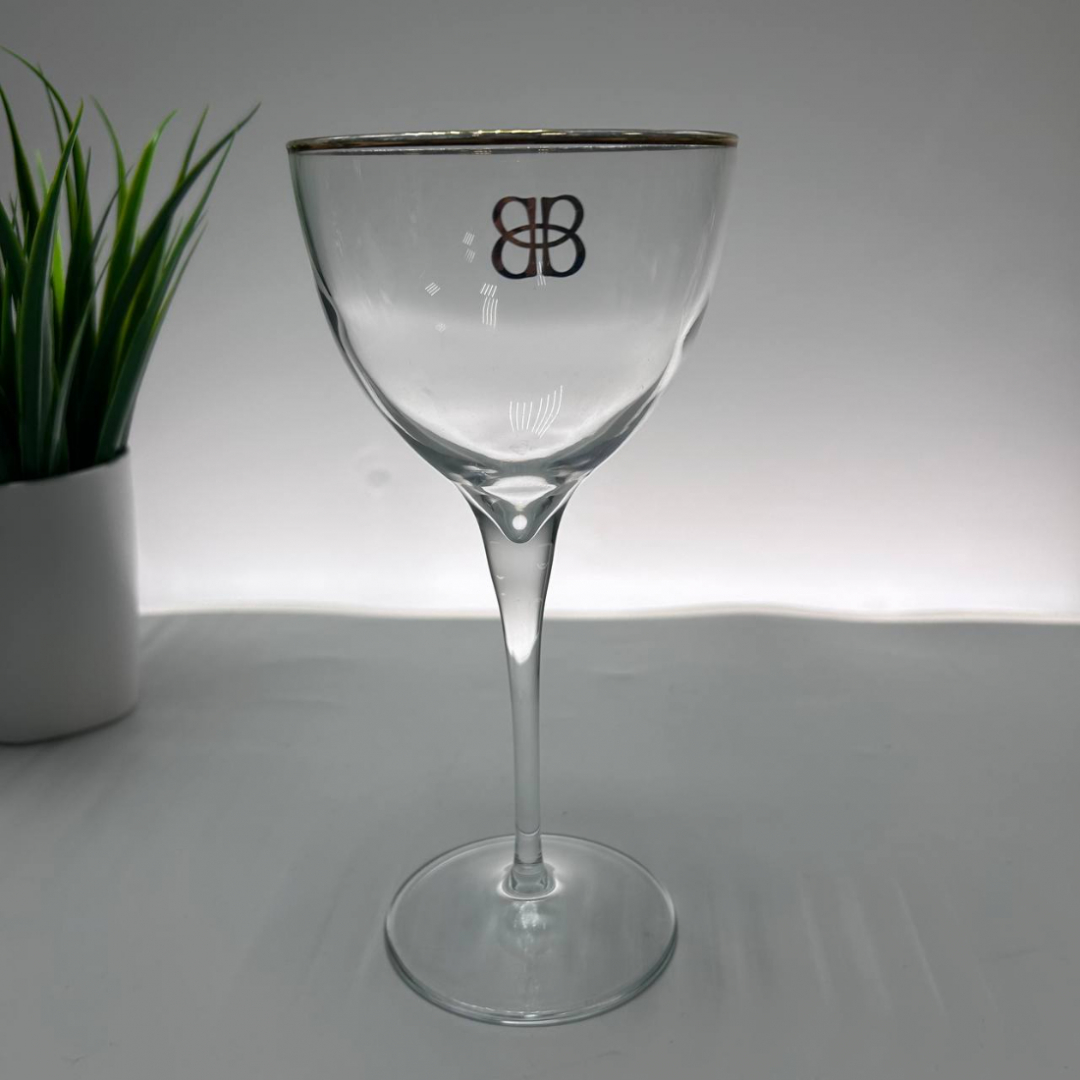 Высокий бокал из стекла с позолотой. Логотип ликера Бейлис. Картинка 1