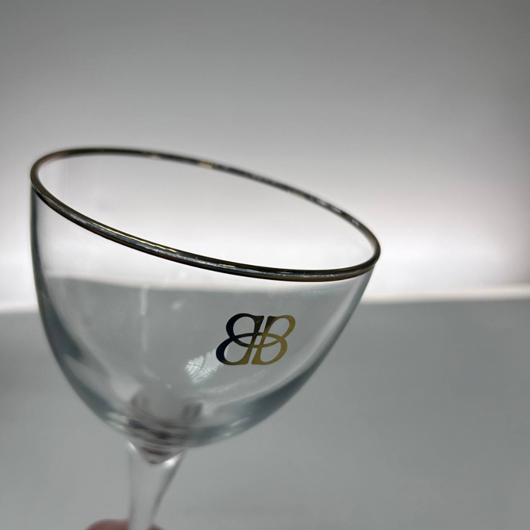 Высокий бокал из стекла с позолотой. Логотип ликера Бейлис. Картинка 2