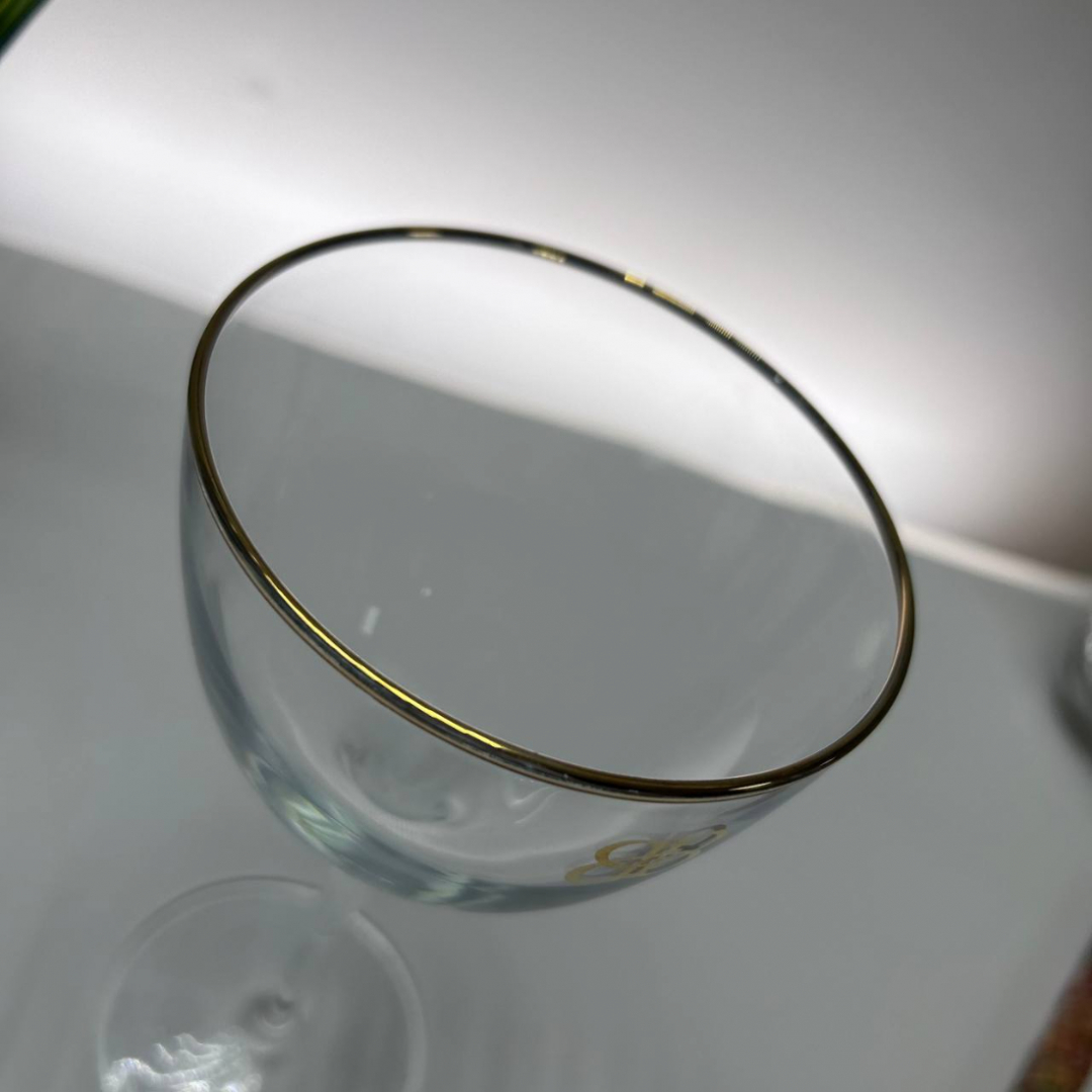 Высокий бокал из стекла с позолотой. Логотип ликера Бейлис. Картинка 3