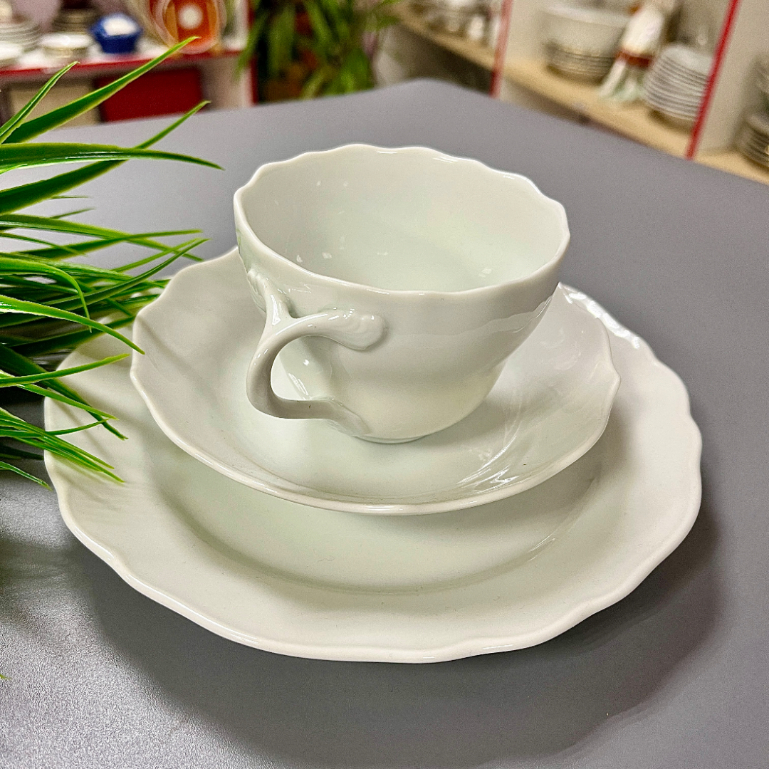 Чайное трио Hutschenreuther Германия, белый фарфор, фигурная ручка, клеймо 70х гг. Картинка 1