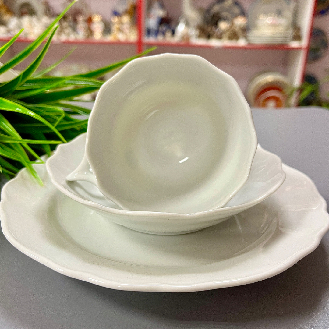 Чайное трио Hutschenreuther Германия, белый фарфор, фигурная ручка, клеймо 70х гг. Картинка 3