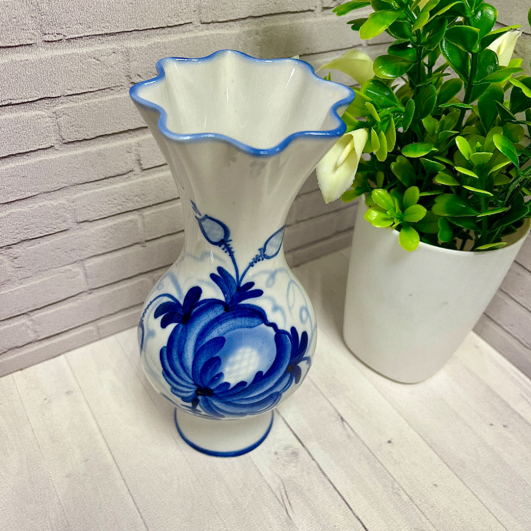 Ваза, фарфор с ручной подглазурной росписью, веерообразный верх, без клейма. Картинка 2
