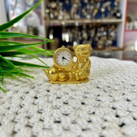 Сувенирные тематические часы "Мишка на завтраке", из Германии, кварц, металл, тяжелые. Картинка 1